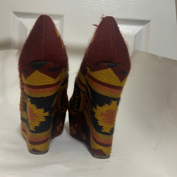 Steve Madden Pammy Aztec Wedge Heels - Picture 5 of 7